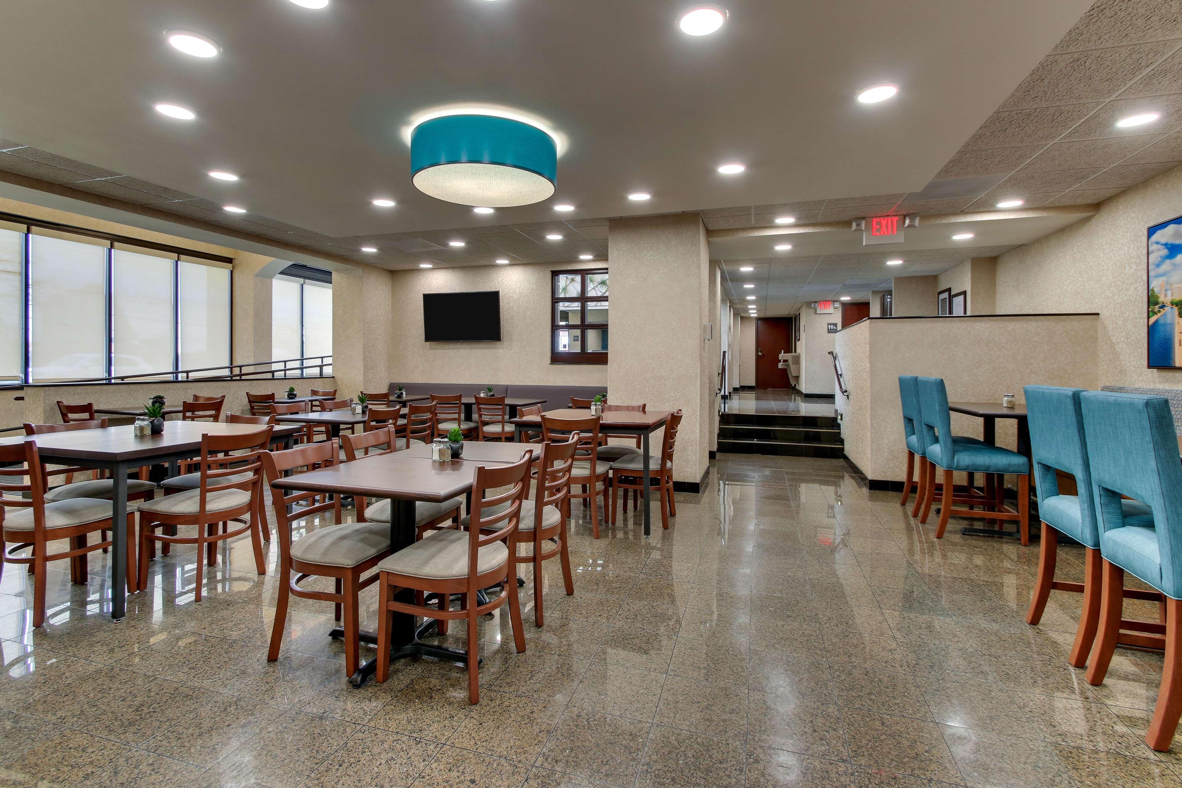 Best Western Plus Indianapolis North At Pyramids Exterior photo